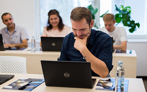 Unser Kollege Peter verrät dir, was ein Softwaretester macht.