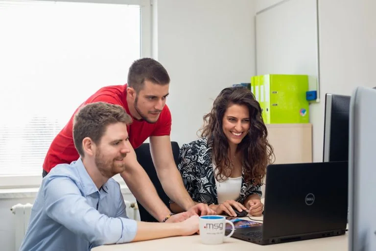 napomocni-kolegovia-pri-praci-768x513 | msg life Slovakia Business Consultant job