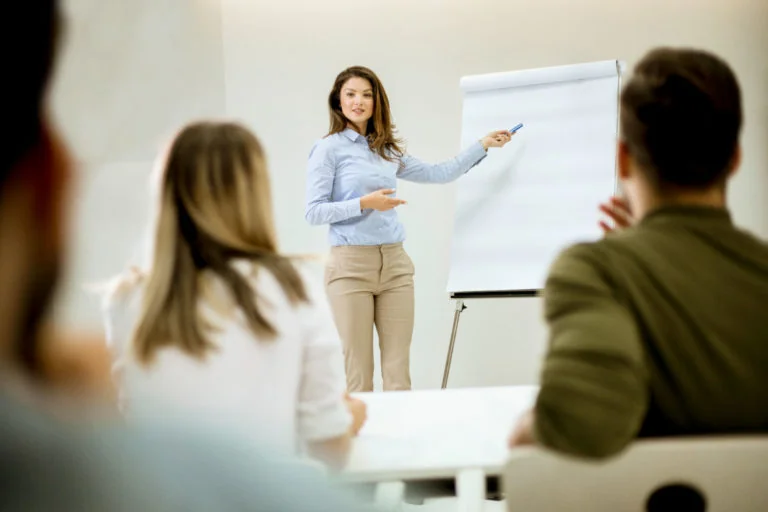 projekt-manager-komunikuje-so-zakaznikom-768x512 | msg life Slovakia Effektive Führungskraft in msg life Slovakia