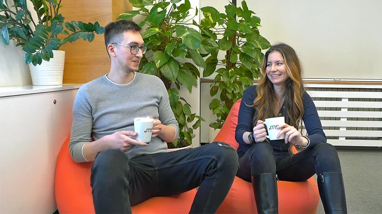 dvaja mladí ľudia java programátori sedia na pohovke pri pití kávy v msg life slovakia