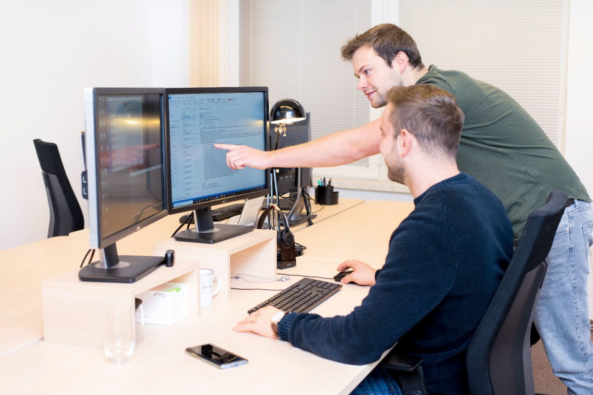 Študent sa učí pracovať s kódom programovacieho jazyka