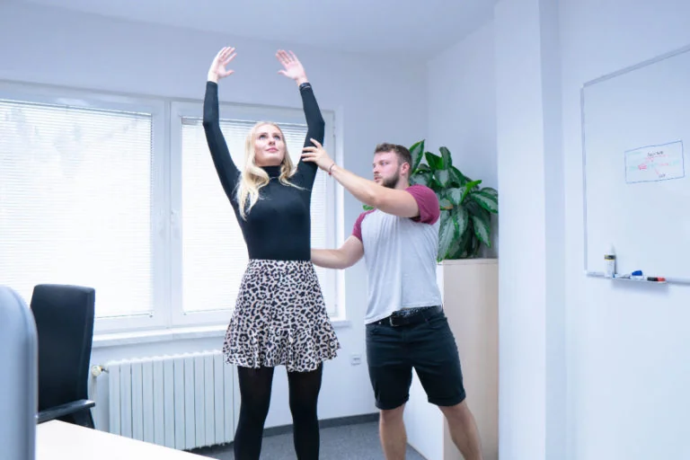 precvicenie-chrbtice-zaklon-768x512 | msg life Slovakia Standing bend with arms outstretched
