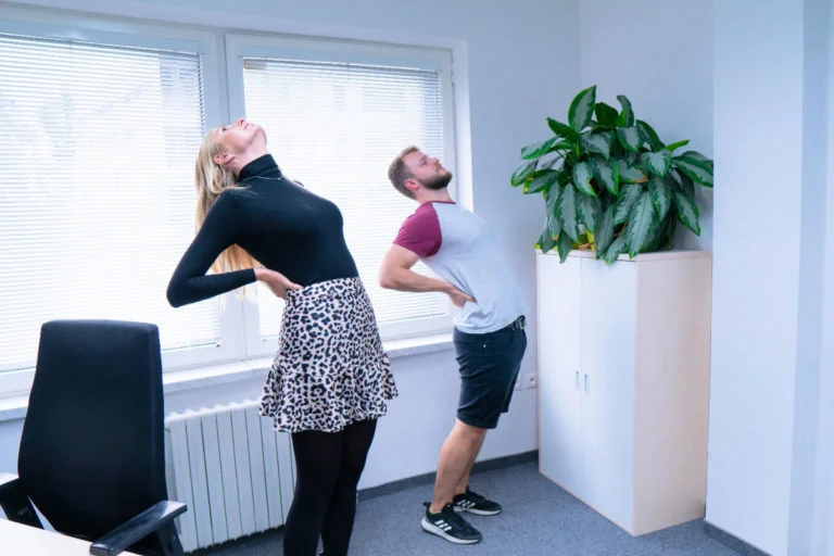 precvicenie-chrbtice-zaklon-v-stoji-768x512 | msg life Slovakia Standing bend