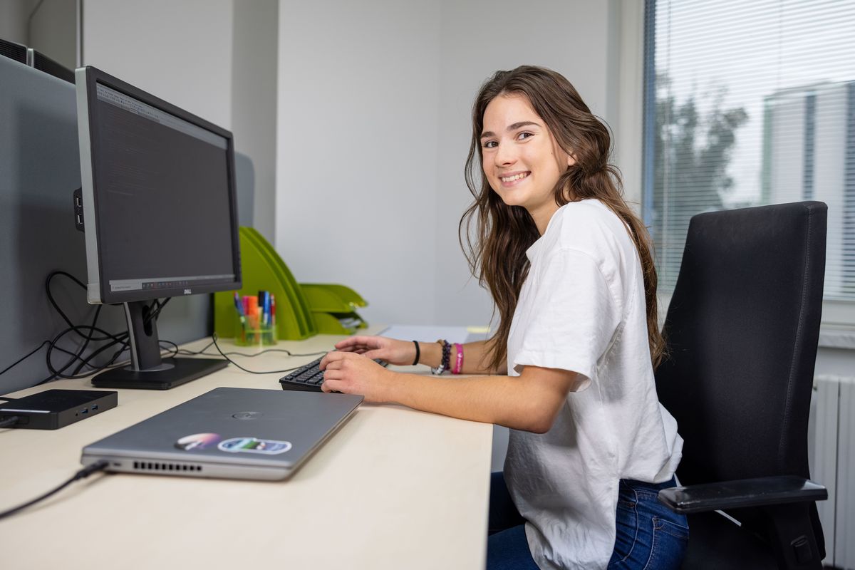 IT tester xénia sa usmieva za počítačom v kancelárii msg life slovakia