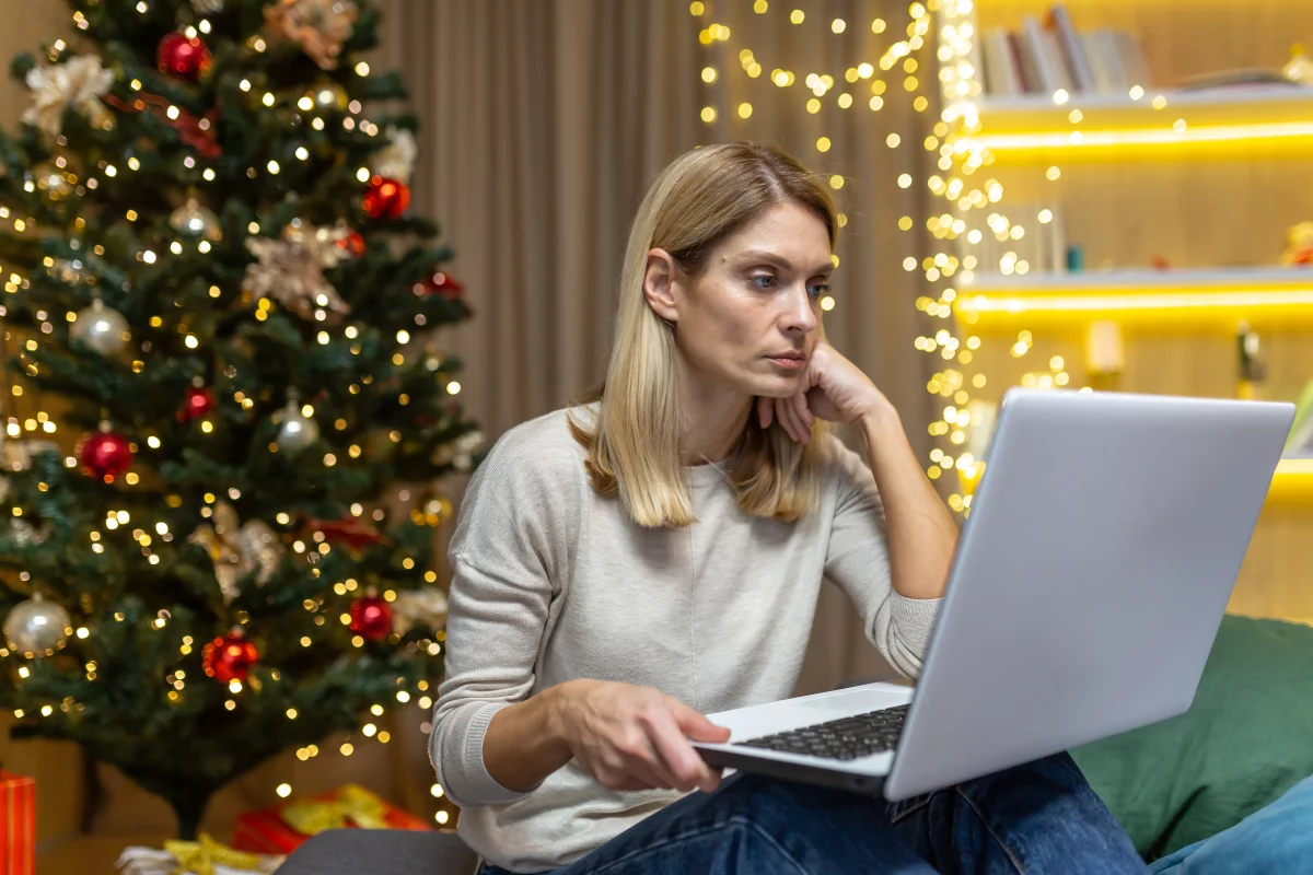 IT manažérka pozerá do laptopu pri vianočnom stromčeku