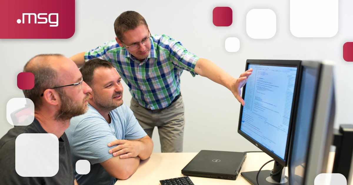 Programátori v kancelárii msg life Slovakia pracujú na projekte pri PC