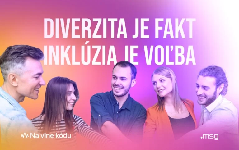 Skupina ľudí stojacich v kruhu a spoločne si vkladá ruky do stredu