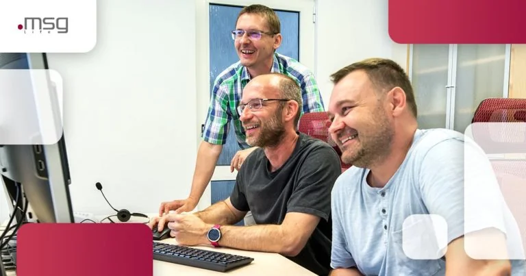 praca-software-developera-pre-oblast-migracie-msg-webshare-768x403 | msg life Slovakia Programátori v kancelárii msg pracujú za počítačom