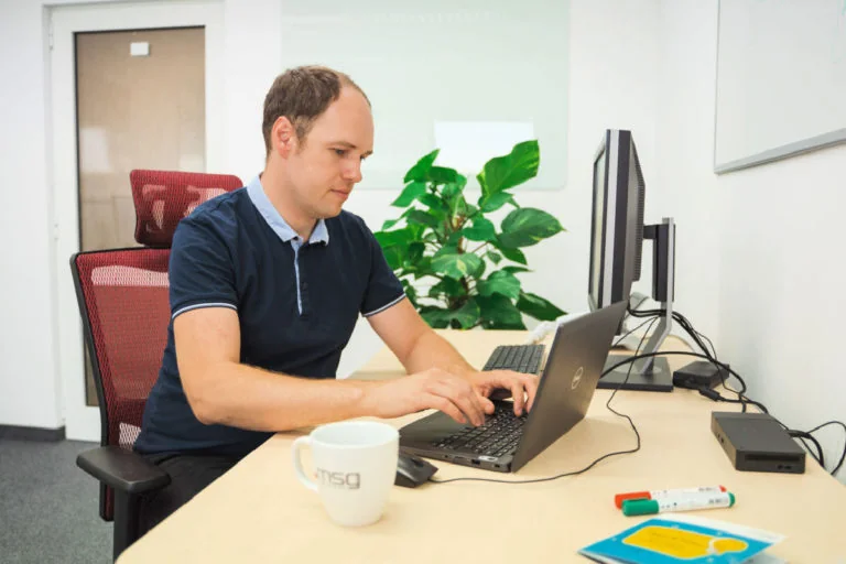 ulohy-integracneho-architekta-768x512 | msg life Slovakia Programátor pracuje za počítačom v kancelárii msg life